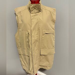 Clearwater outfitters men’s cargo vest. Size L